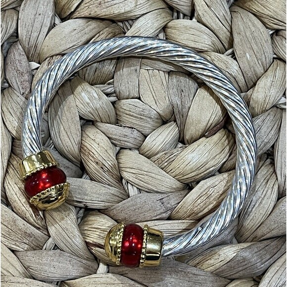 BEAUTIFUL HEAVY SILVER TWISTED METAL RED CATS EYE ACCENT OPEN END CUFF BRACELET - Picture 5 of 6